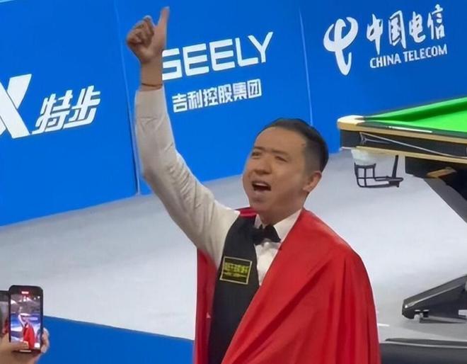 受采访时直 受采访时直